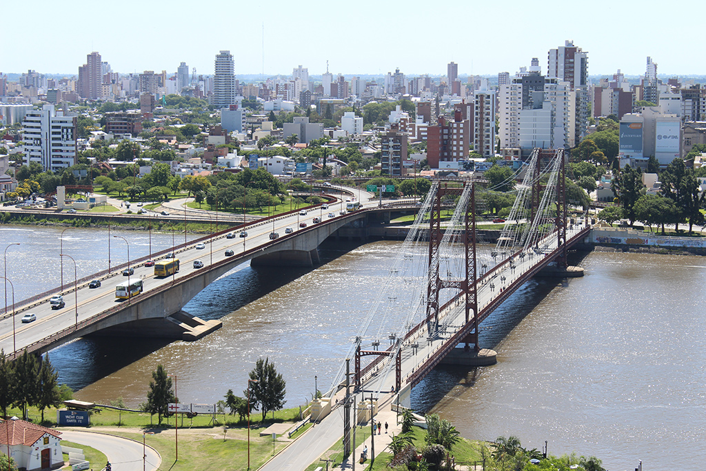 Vista desde el Hotel hacia el Puente Colgante y la ciudad de Santa Fe