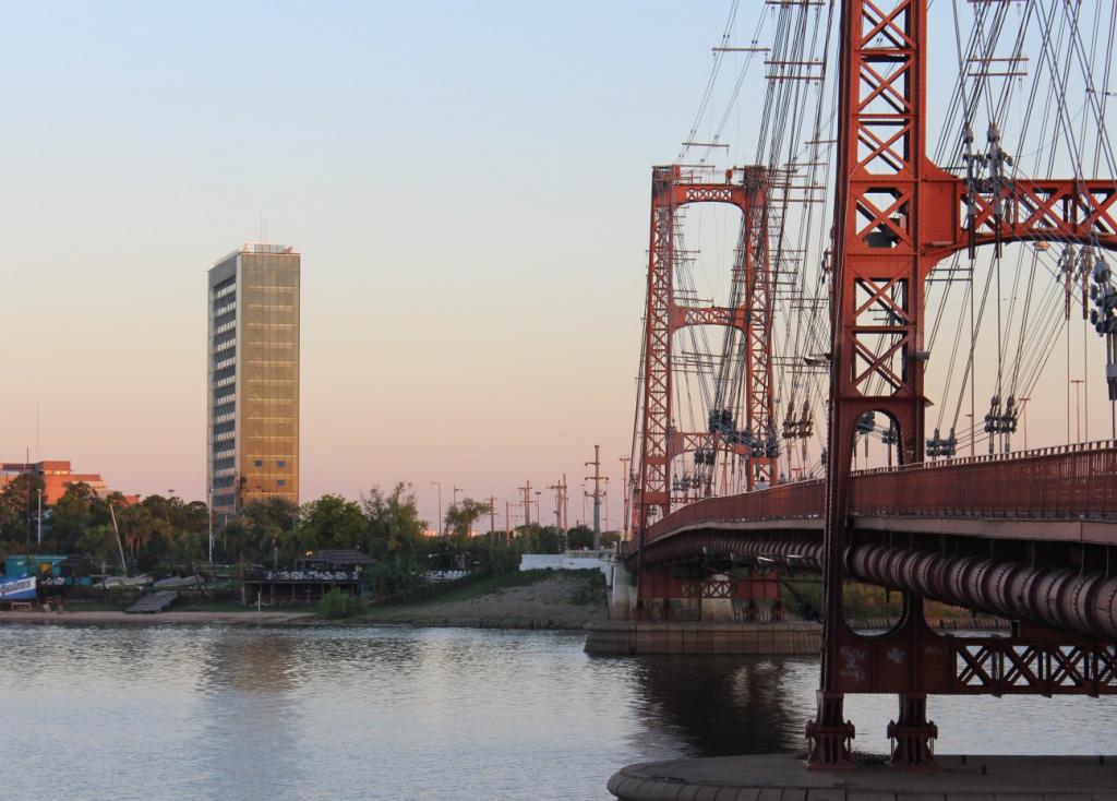 Vista del Hotel junto al emblemático Puente Colgante