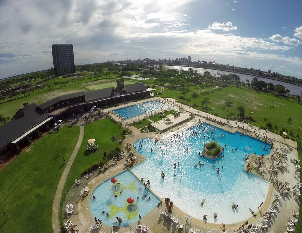 Vista aérea parque, pileta recreativa y pileta semiolímpica